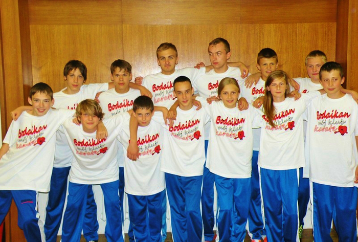 powiększ